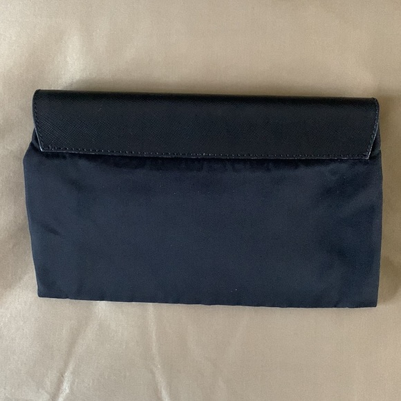 Authentic Prada black Saffiano-trimmed Vela wallet - Picture 2 of 10